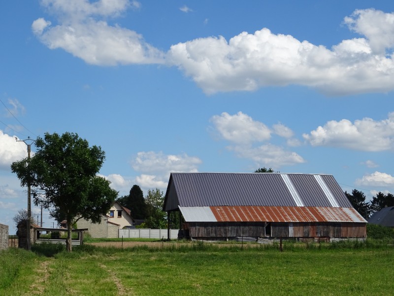 Construire une maison près d’un hangar agricole