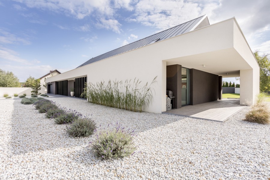 Comment aménager un parterre de cailloux blanc et ardoise ?