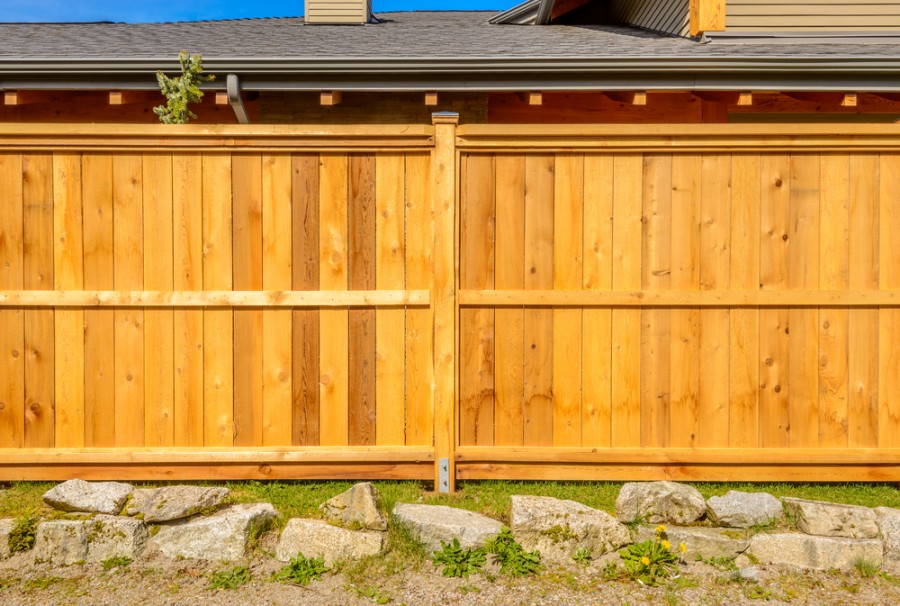 Quels sont les avantages d'une clôture en dosse de bois ? 