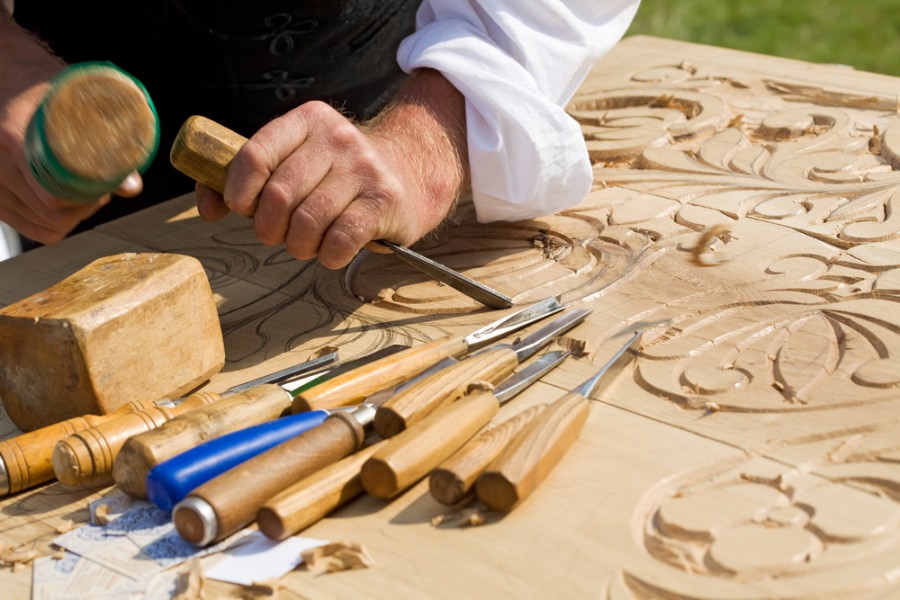 Quels sont les outils nécessaires pour devenir sculpteur sur bois ?