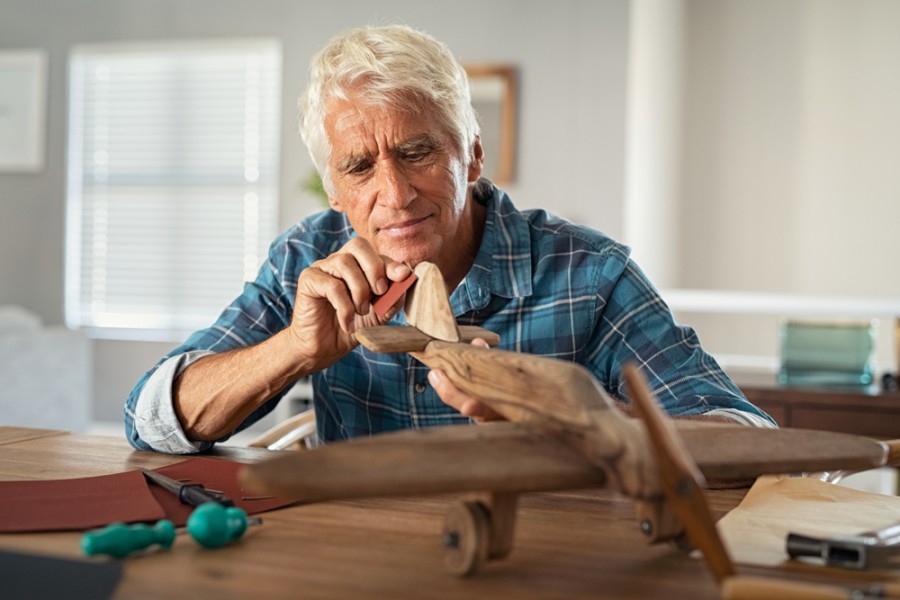 Qu'est-ce qui caractérise le métier de sculpteur sur bois ?