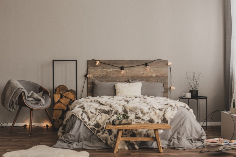 Comment faire une tête de lit en planche de bois ?